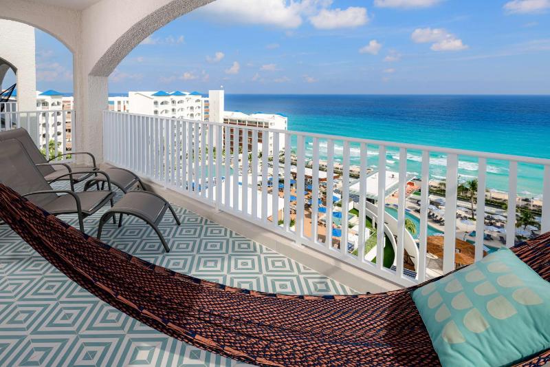 Hotel for Adults only - Hilton Cancun Mar Caribe All-Inclusive Resort